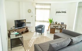 Serviced Apartment In Liverpool City Centre - Free Parking - Balcony - By Happy Days